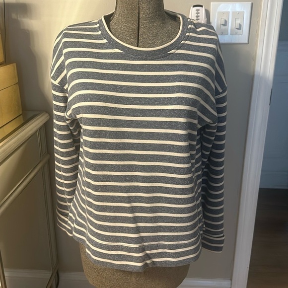 Vineyard Vines Tops - Vineyard Vines blue & white striped long sleeve top size medium